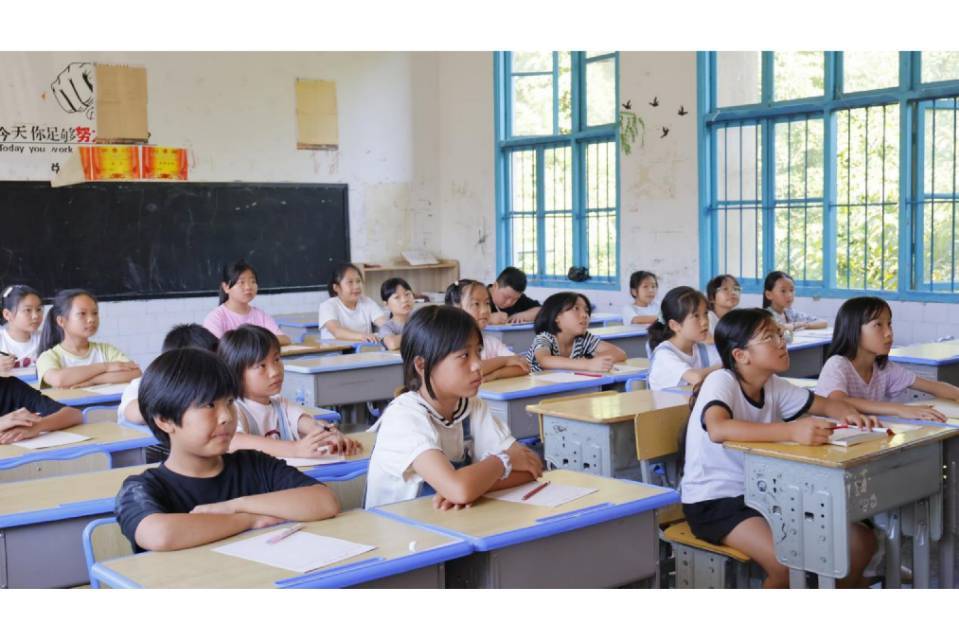 湖南师大地理科学学院学子赴湘西边城开展暑期趣味课程