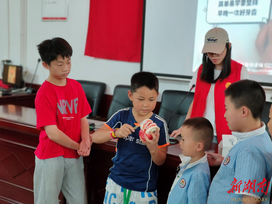 孩子们的“七彩假期”，益阳医专“三下乡”志愿服务队安排了
