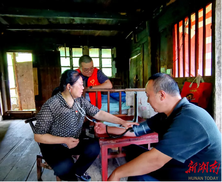 进村入户解困难，抗灾援助暖民心——沅陵县人民医院与二酉溪地坪村联合开展支部主题党日活动