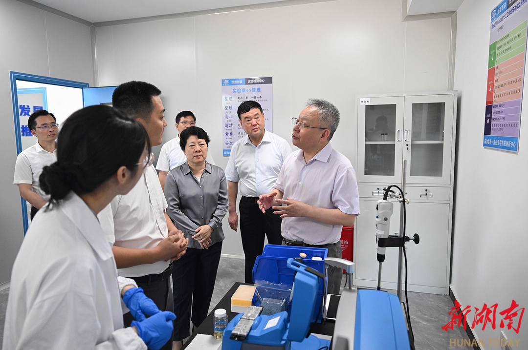 7月23日，沈晓明来到湖南国重智联工程机械研究院有限公司调研。