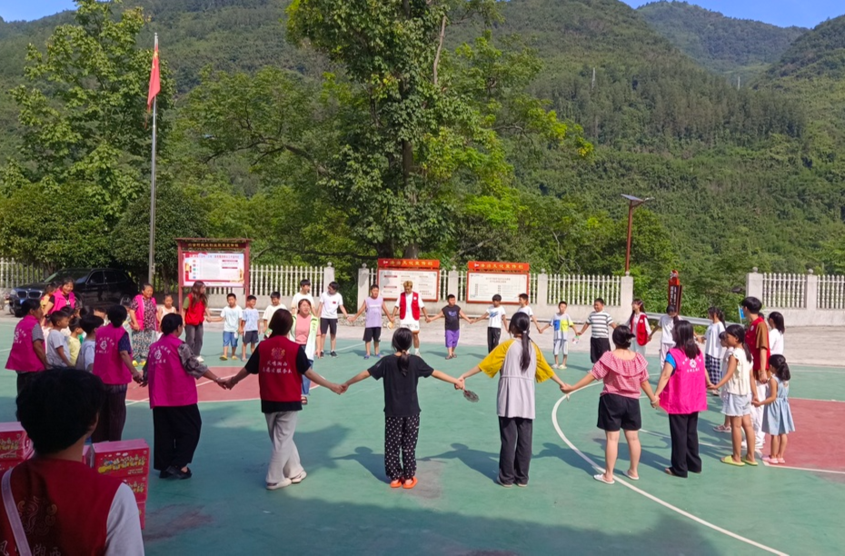 龙山县妇联开展暑期儿童关爱服务活动