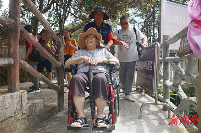 Wheelchair User Explores Mangshan Mountain on a Barrier-Free Tour