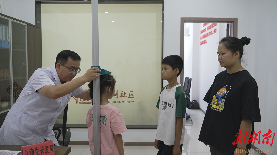 鹤城区：儿童保健专家为社区儿童“把脉问诊”
