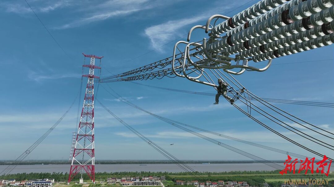 　7月23日，国网湖南超高压输电公司对1000千伏荆潇线带电检修。罗坤 供图