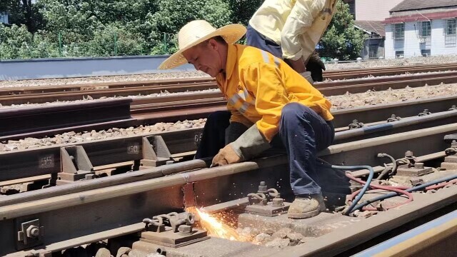 高温下，“小黄人”守护铁路线路设备安全