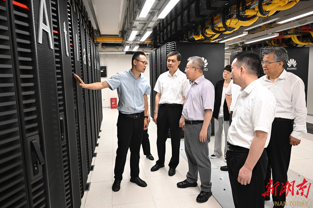 7月26日，沈晓明在长沙人工智能创新中心调研。