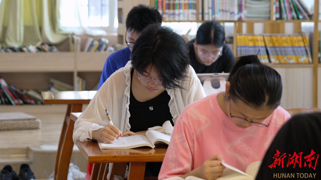 怀化易烊千玺图书馆成为暑期热门打卡地