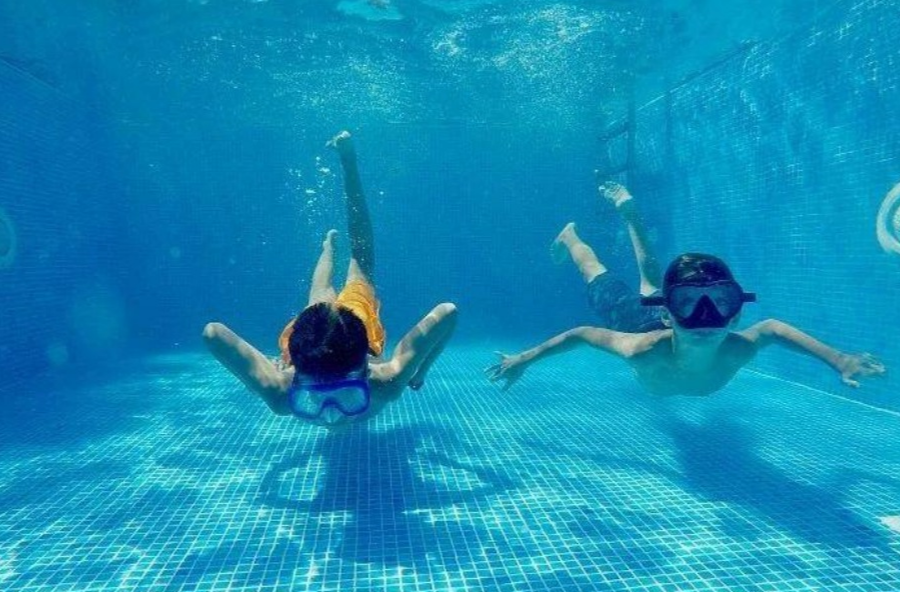 去了趟水上乐园，男孩脸上出现“小肉粒”！戏水警惕“泳池病”