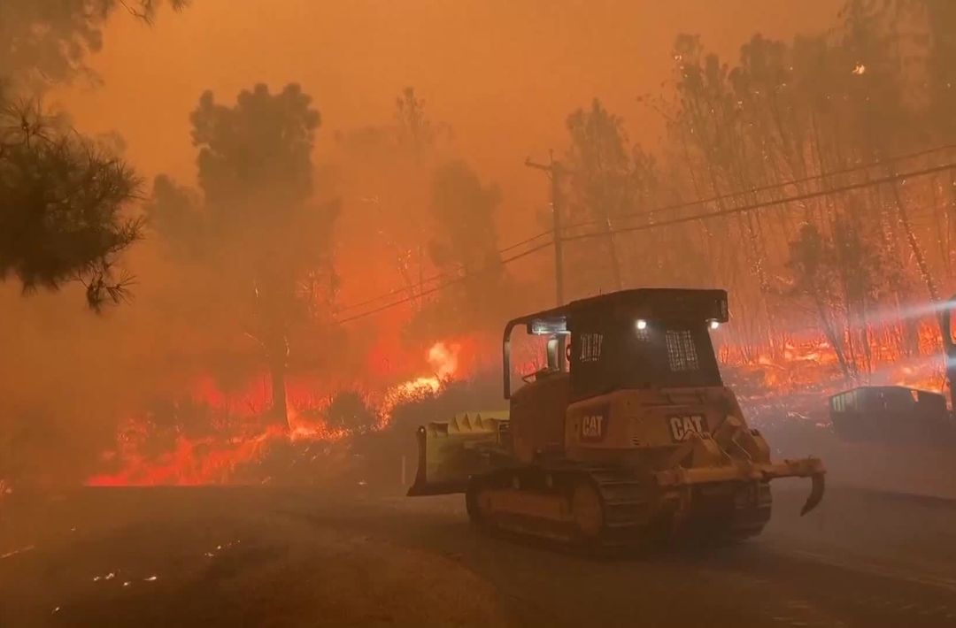 美国加州北部山火失控 数千居民紧急疏散