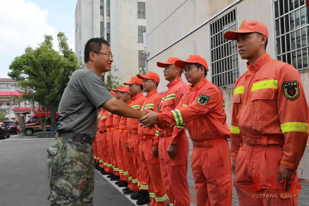 谢卫江看望慰问团洲垸抗洪抢险参战单位