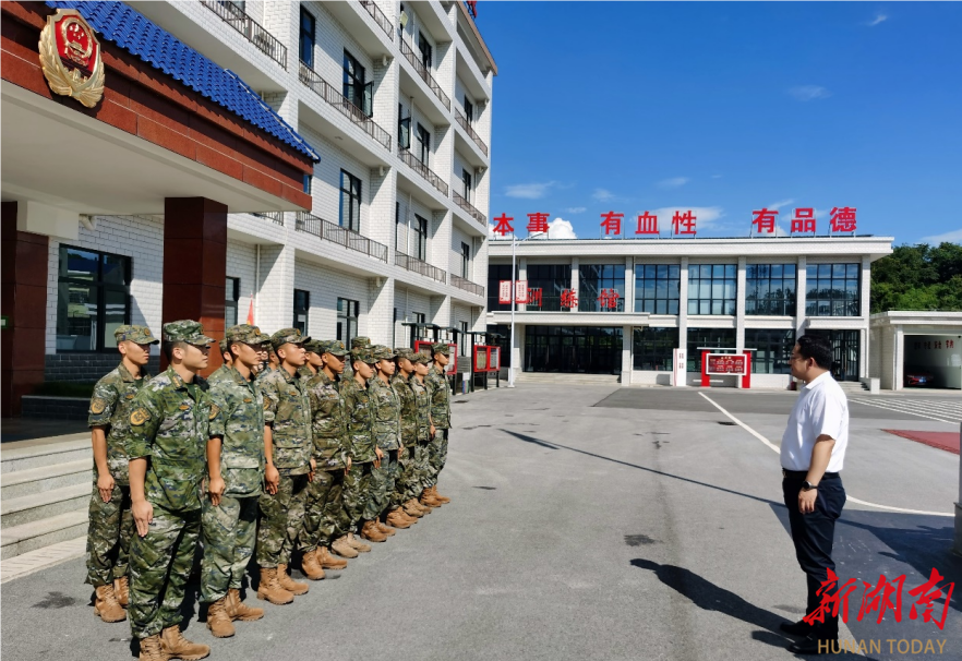 八一慰问暖军心  亓磊走访驻地部队