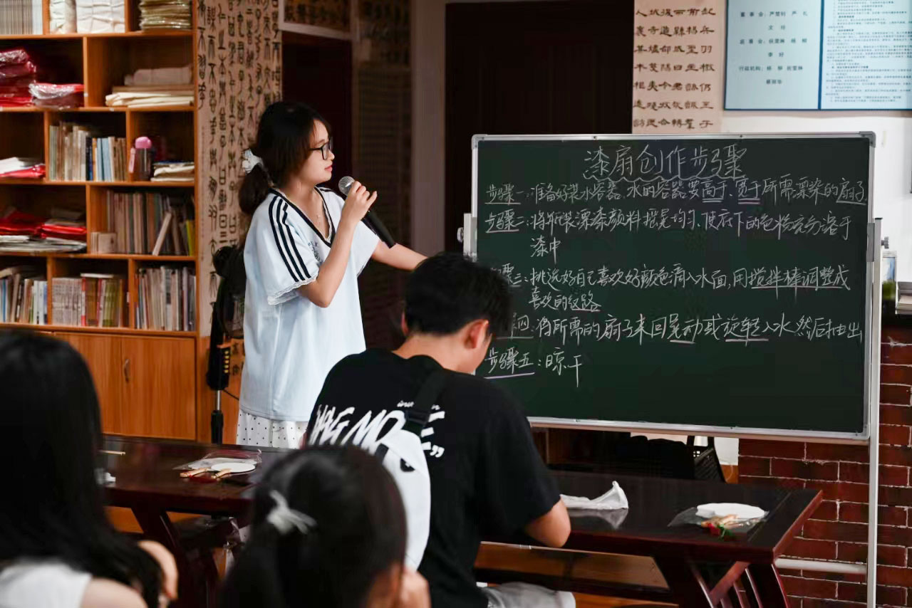 共青团华容县委举行暑假“返家乡”大学生见面会