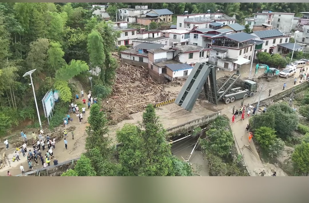 湖南資興暴雨山洪導致路基損毀 武警官兵迅速搭設機械化橋 成功打通救援通道