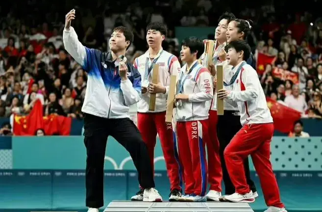 这就是奥林匹克！中朝韩运动员自拍，留存珍贵一幕→