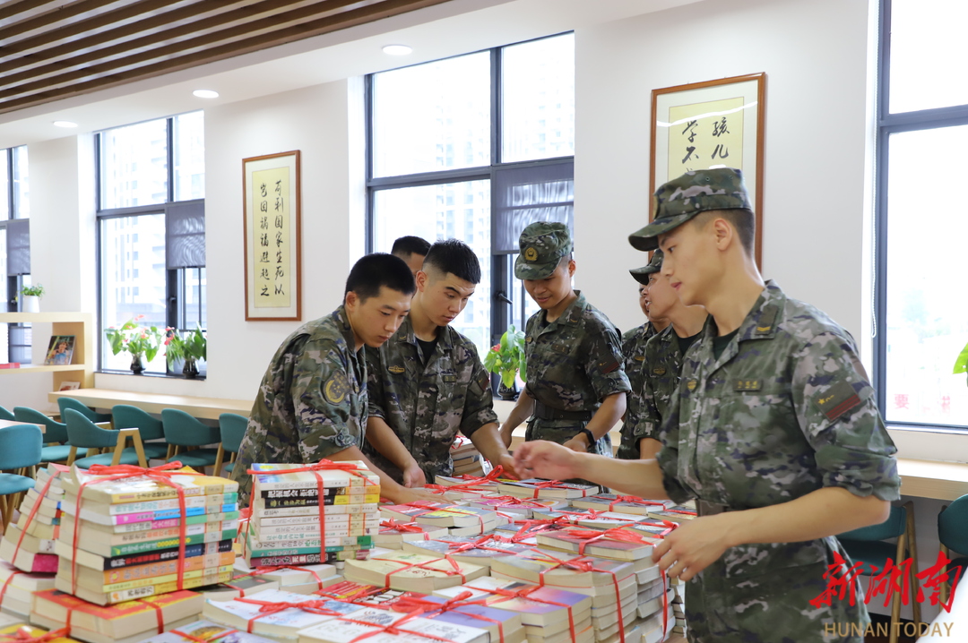 鶴城區(qū)圖書館：文化助強(qiáng)軍 書香溢軍營(yíng)