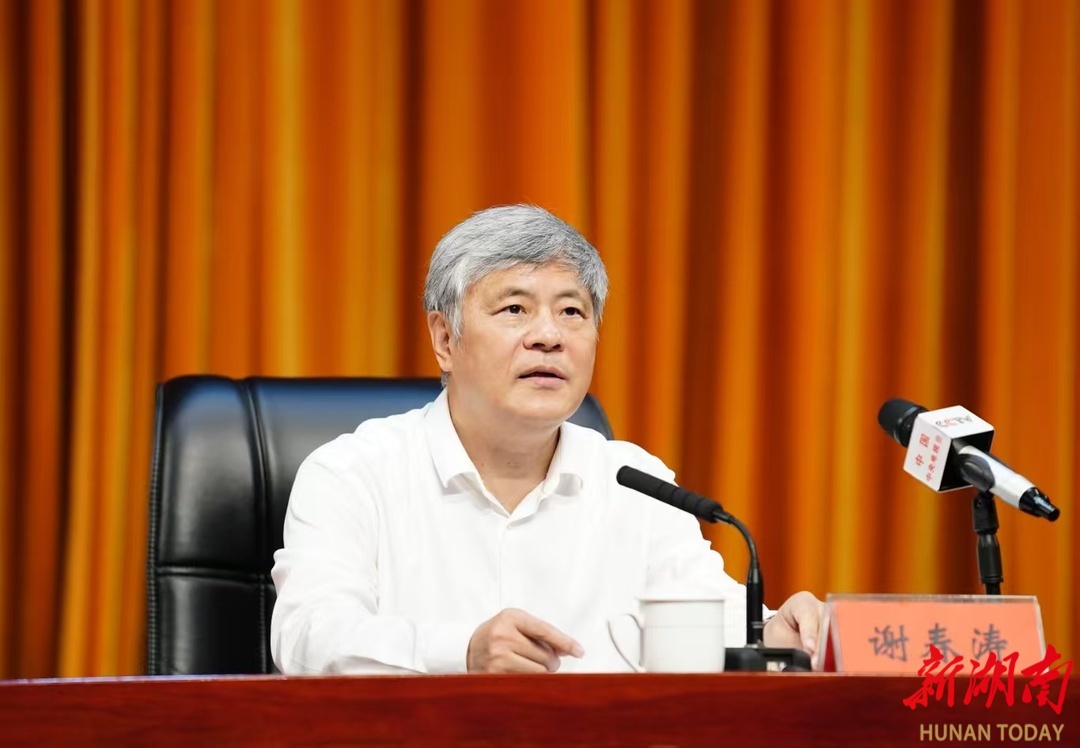 中央宣讲团成员、中央党校(国家行政学院)分管日常工作的副校长(副院长)谢春涛作宣讲报告。