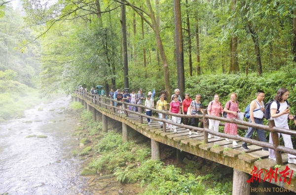 避暑山水間