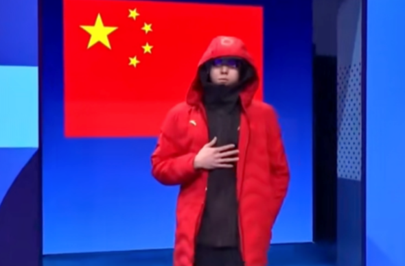 夏天比赛，游泳运动员出场为什么穿羽绒服？