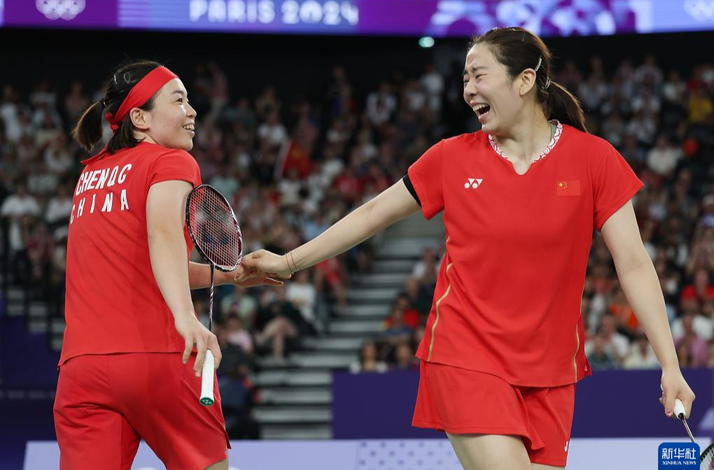 巴黎奥运会·中国第15金海报｜羽毛球女双：陈清晨/贾一凡夺得金牌