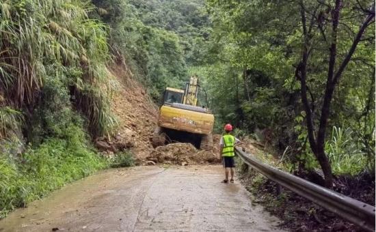 湖南資興鏖戰(zhàn)“格美” 公路人在行動