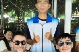 双语湖南|外国友人点赞张家界小语种志愿者