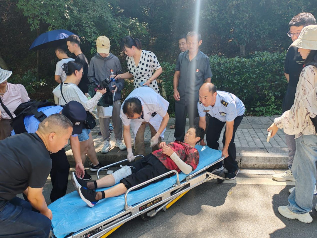 韶山：执法人员积极施救受伤、中暑游客