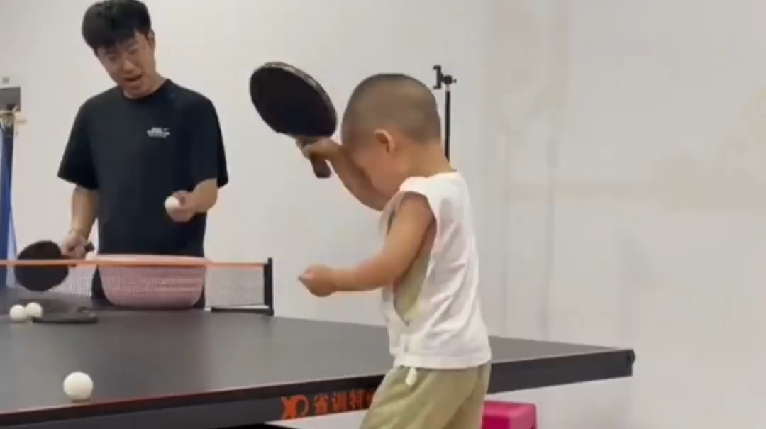 厉害！三岁萌娃打乒乓球气势十足