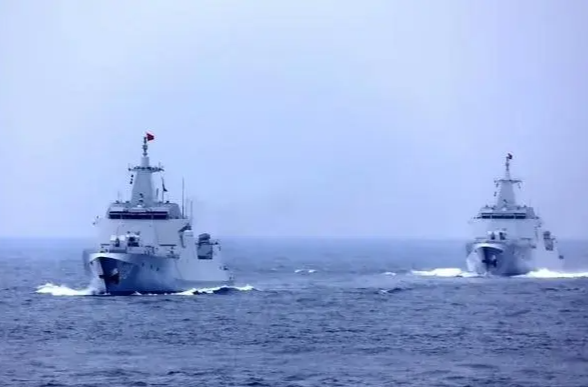 尽在掌握之中！南部战区位南海黄岩岛附近海空域组织联合战巡