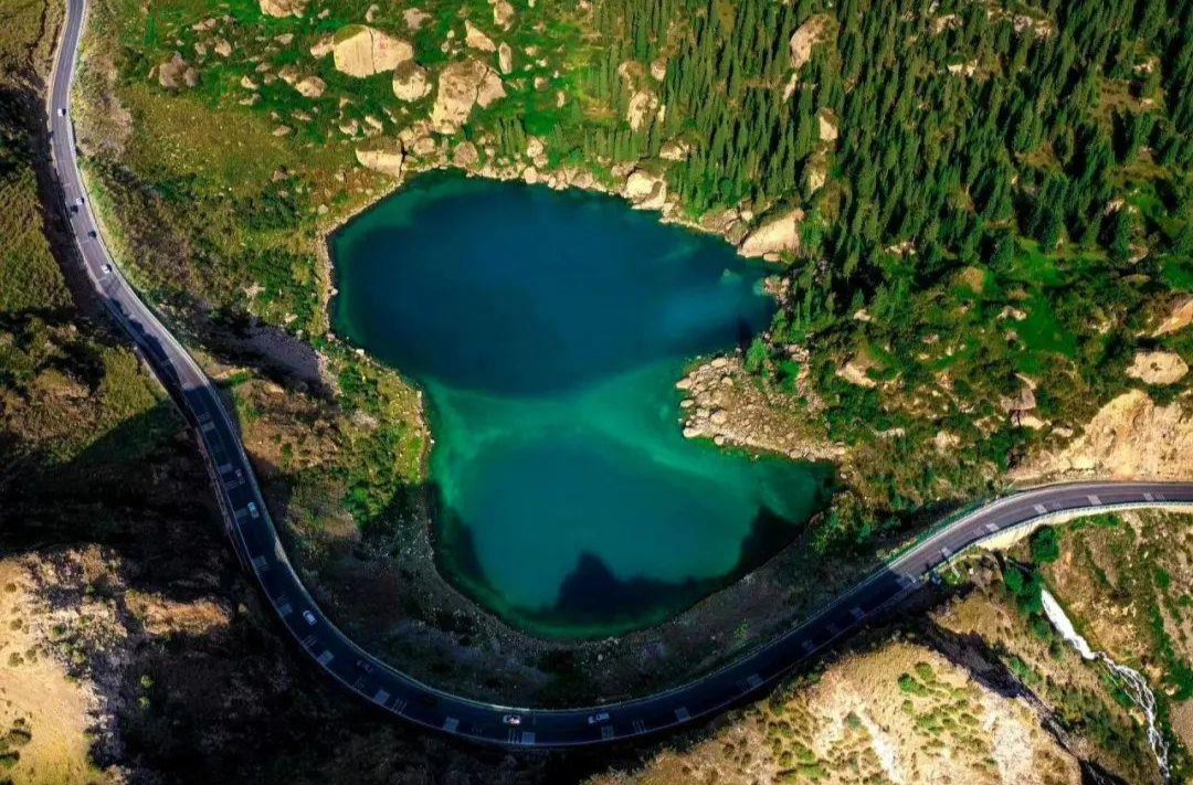 这趟专列“车随人走，人玩车停”！独库公路玩法上新