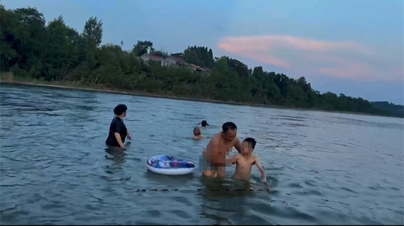 点赞！麻阳：群众落水，辅警及时施救