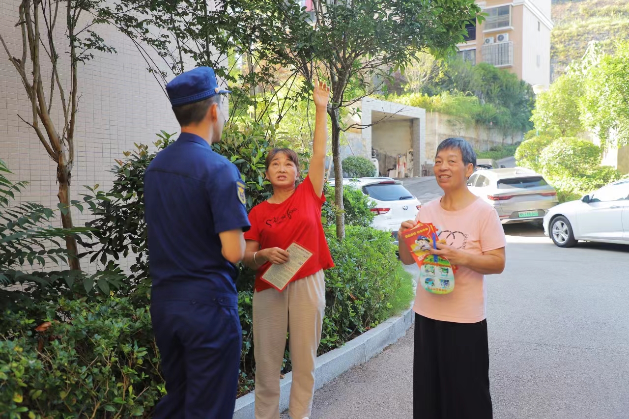 会同县消防救援大队深入辖区住宅小区开展打通“生命通道”宣传活动