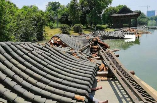 江苏常州芳茂山公园凉亭遭雷击坍塌，致6人遇难10人受伤