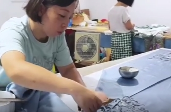 双语湖南|夫妻“守艺人”:一针一线编织传承与梦想
