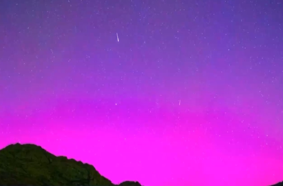 双重惊喜“绽放”夜空🌠英仙座流星雨“邂逅”极光