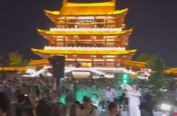 双语湖南|网红长沙“上新”旅拍热潮