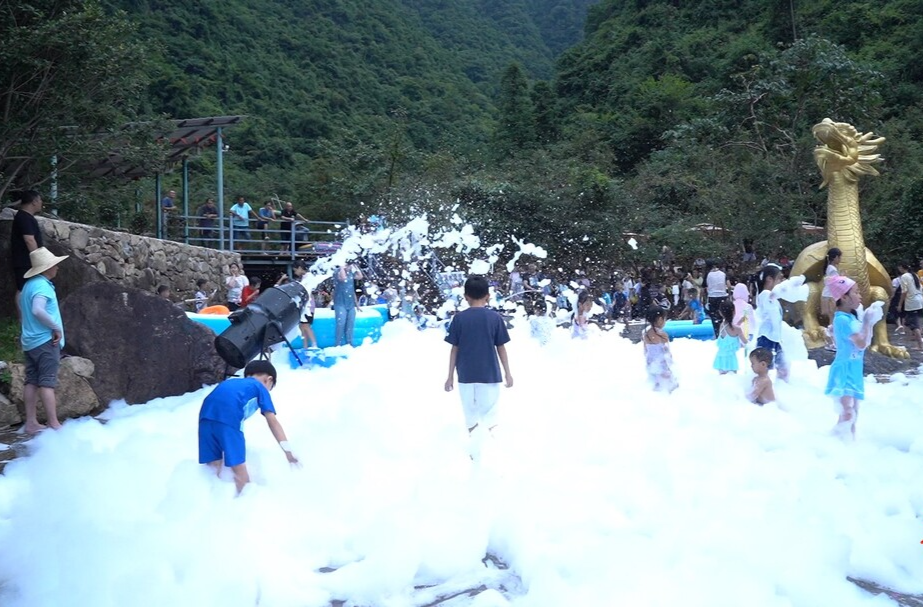 临武滴水源景区：暑期亲子游火热上演，清凉体验受追捧