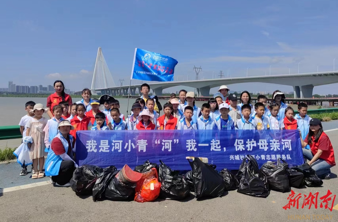 志愿服務(wù)護碧水 望城區(qū)“河小青”開展護河活動