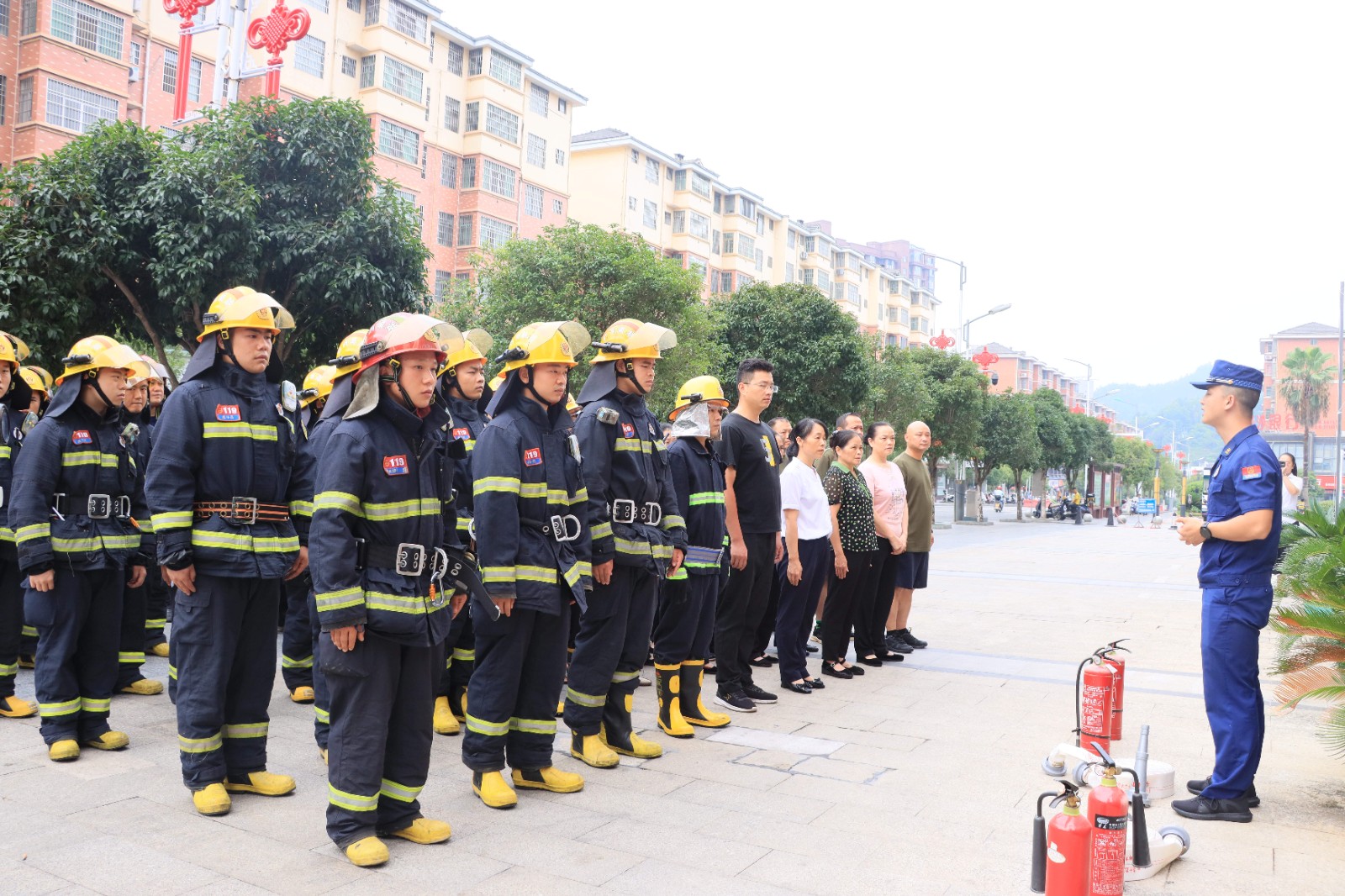 会同县开展高层建筑消防安全知识培训暨联合消防演练