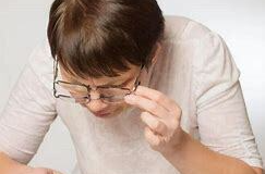 确诊“老花眼”年轻化，发病年龄提前或与用眼习惯有关