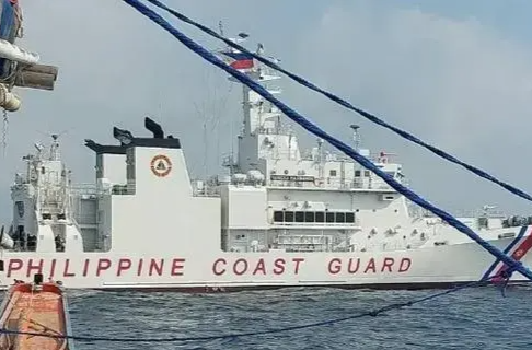 菲律宾海警船非法侵闯仁爱礁 中国海警局：敦促菲方立即停止侵权挑衅！
