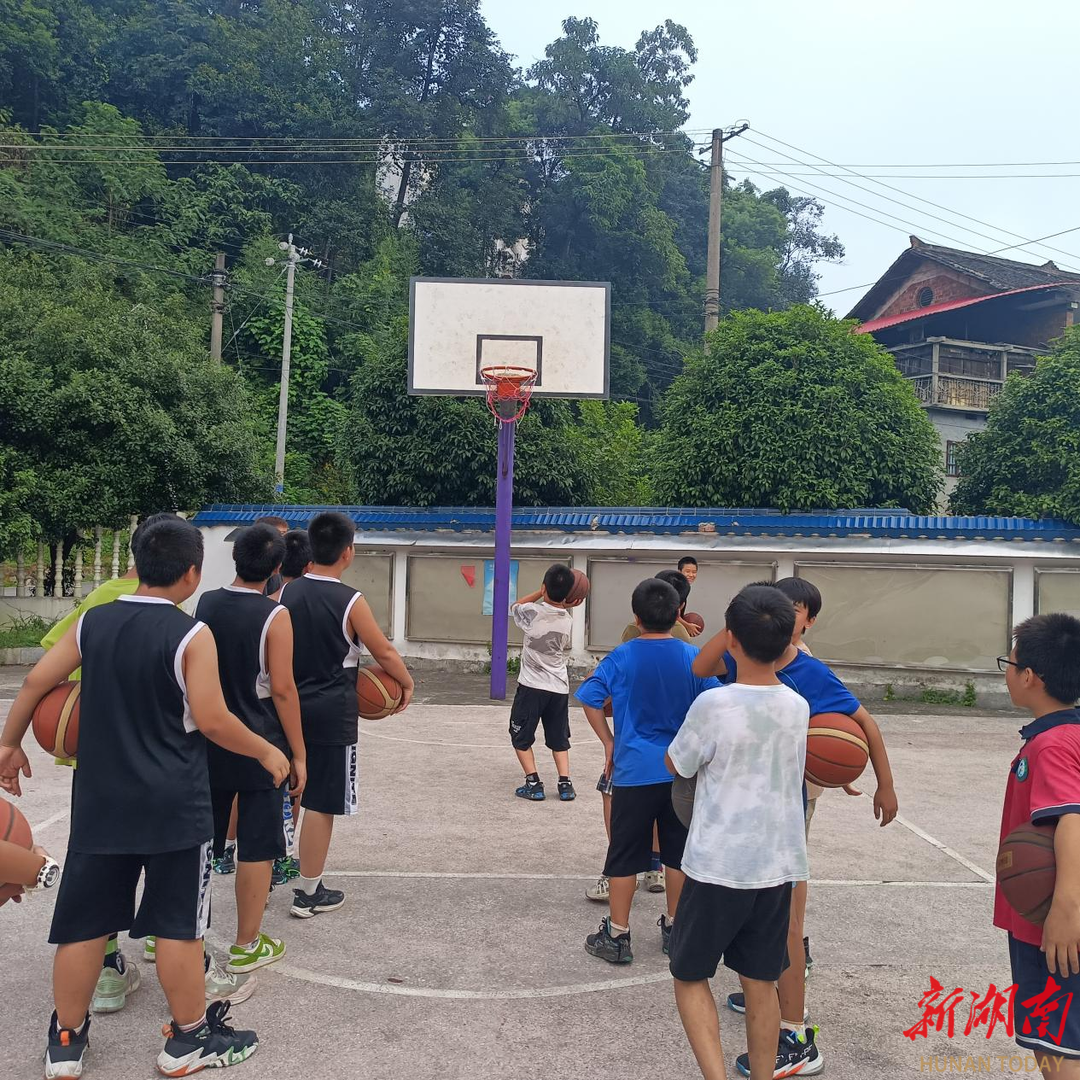 沙塘湾社区组建起了学生暑假篮球队