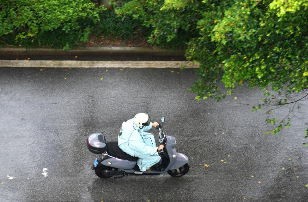 当旅游季遇上雷电暴雨，收好这几个“锦囊”