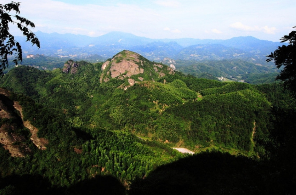 從“靠山吃山，靠水吃水”到“靠山護(hù)山，靠水護(hù)水”  新寧縣崀山探索景村互融