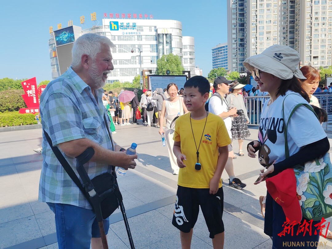 張家界志愿者為游客送清涼