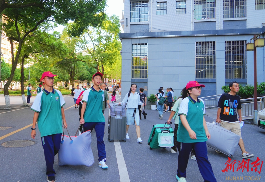 今天,湘西州民族中学1100余名新生报到!