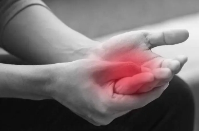 周末·提醒丨熬夜玩游戏，拇指关节疼得进了医院