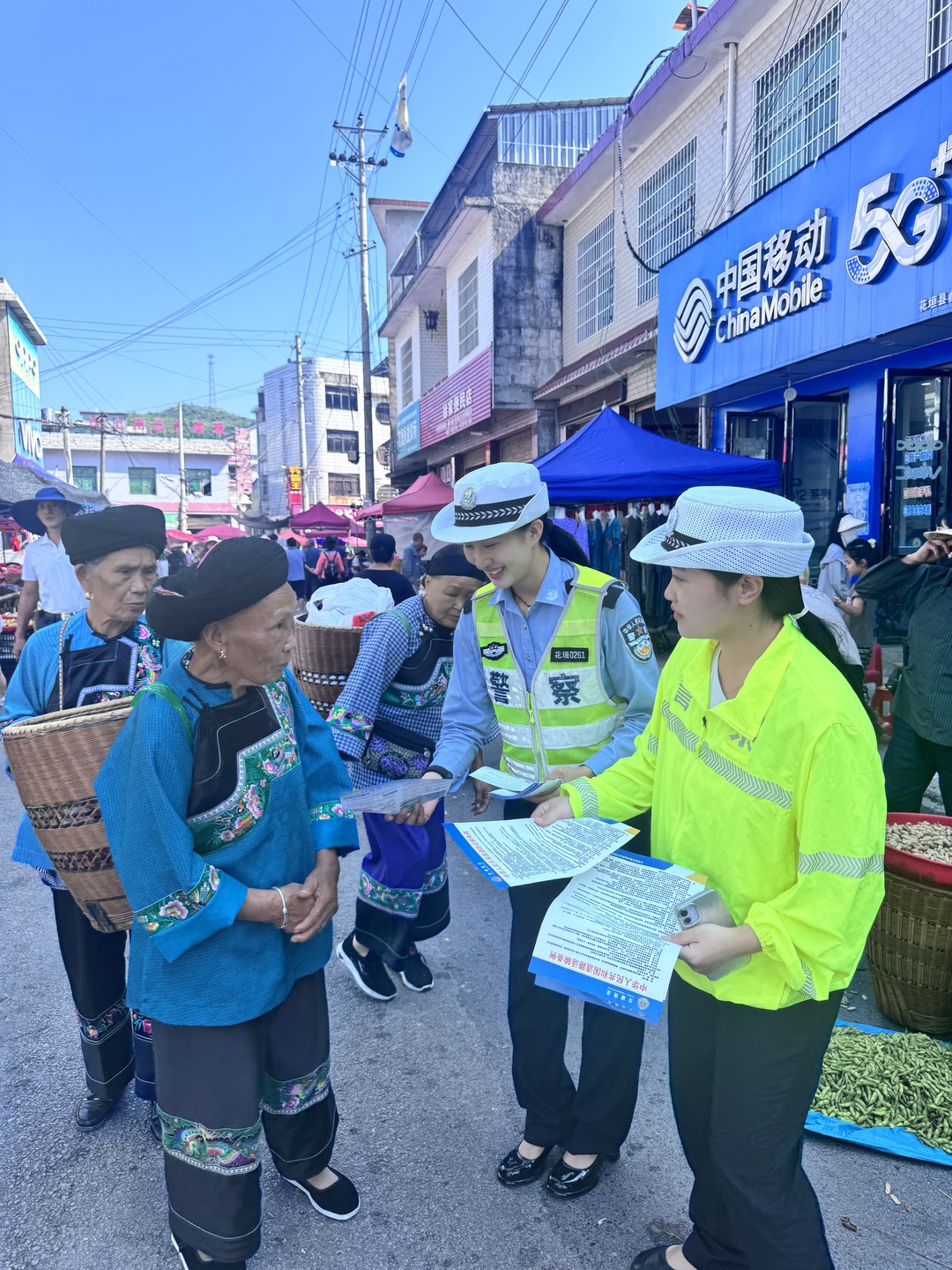 花垣公安交警進(jìn)集市 奏響夏季交通安全“宣傳曲”