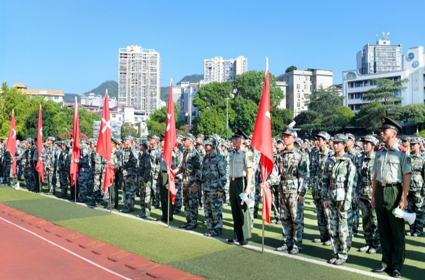 驕陽(yáng)鑄軍魂  迷彩耀青春丨湘西州民族中學(xué)2024級(jí)高一新生軍訓(xùn)火熱開營(yíng)