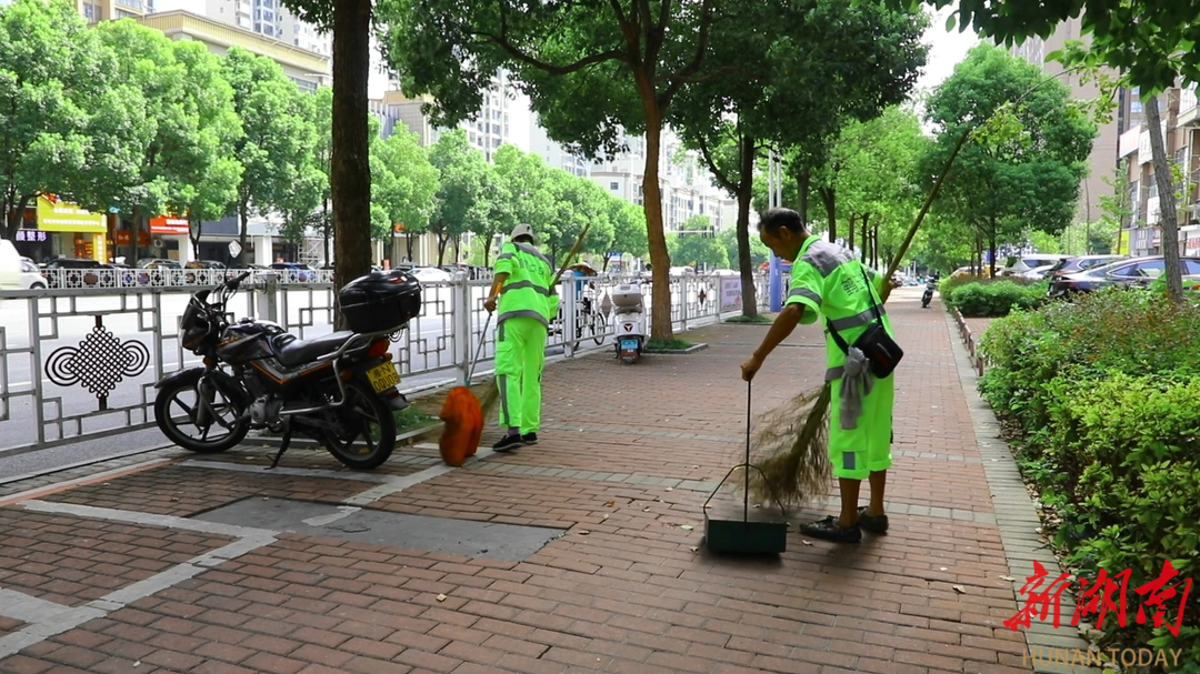 【當(dāng)好東道主 喜迎第十一屆全球湘商大會(huì)】衛(wèi)生保潔精細(xì)化 城市顏值大提升