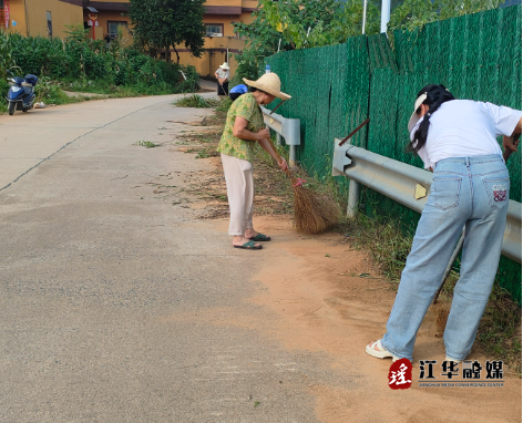 江华：清理路边灌木杂草 切实保障交通安全